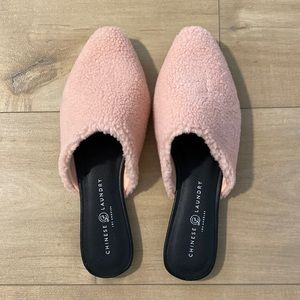Chinese Laundry pink Sherpa mules NWT